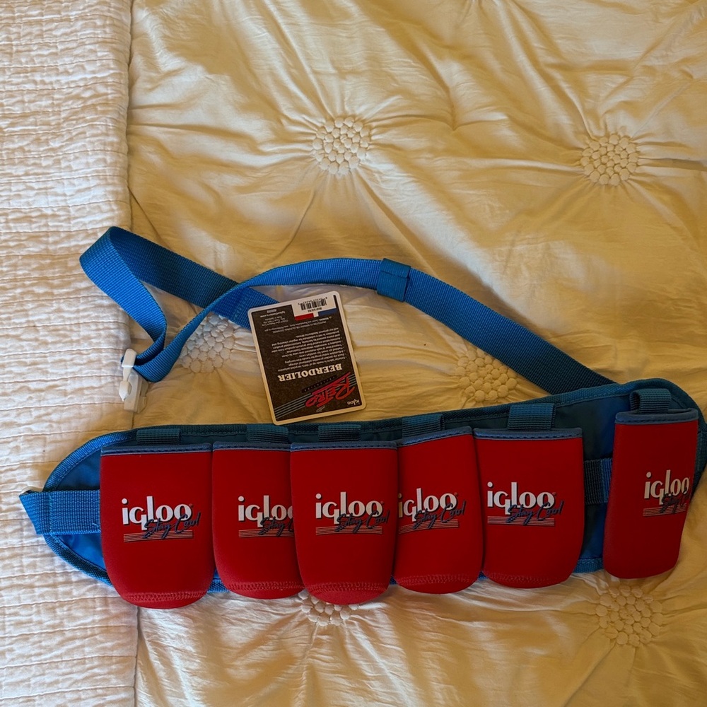 ✅NWT- Igloo brand Red and Blue Drink/can/beer Holder Belt. Hold 6 cans. Pouch.